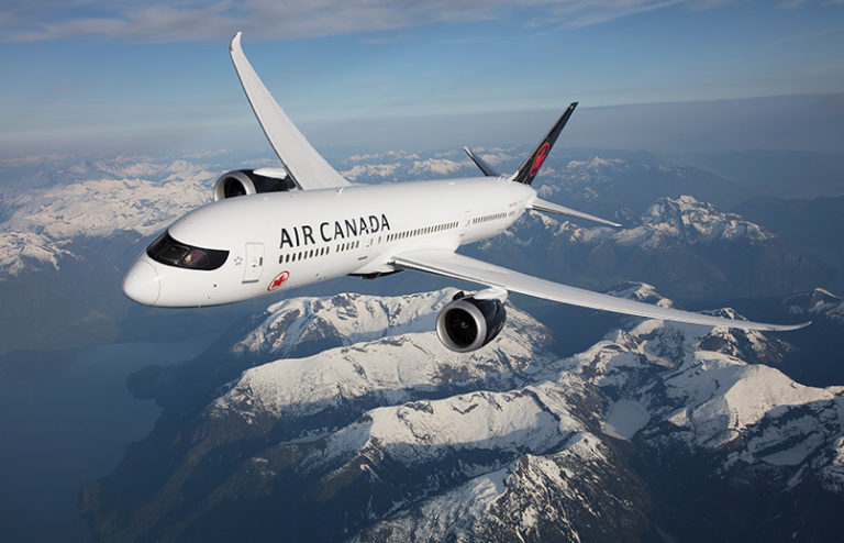 Boeing 787-9 de Air Canada volando sobre las Montañas Rocosas.