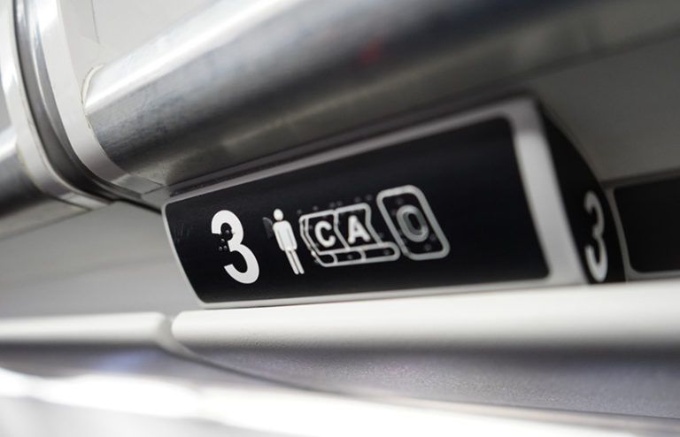 Avianca implementa Braille en sus aviones.