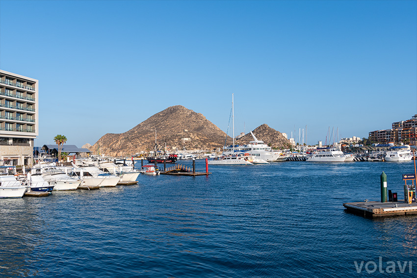 Marina de Cabo San Lucas con vista a la bahía.