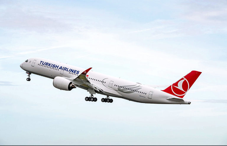 Airbus A350 de Turkish Airlines despegando.