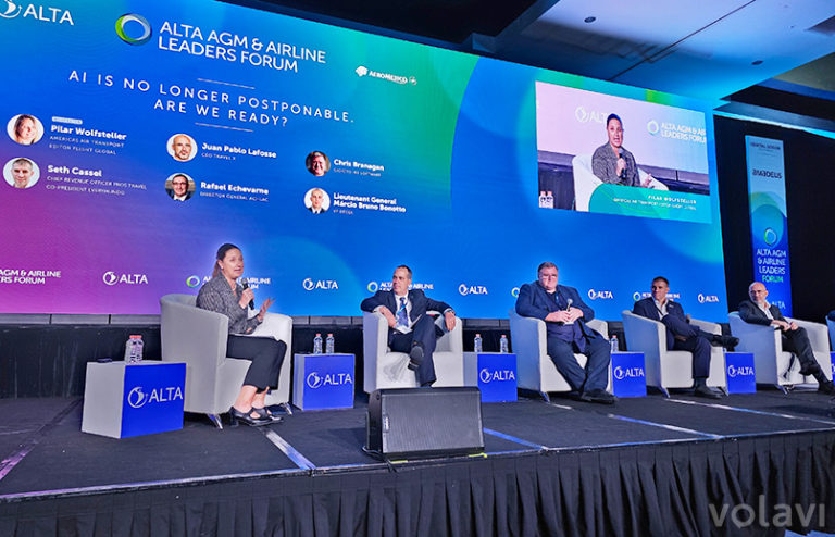 Panel sobre el uso de la inteligencia artificial en la aviación durante el ALTA Forum 2023.