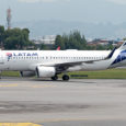 Airbus A320 de LATAM Airlines Colombia rodando en el Aeropuerto El Dorado de Bogotá.
