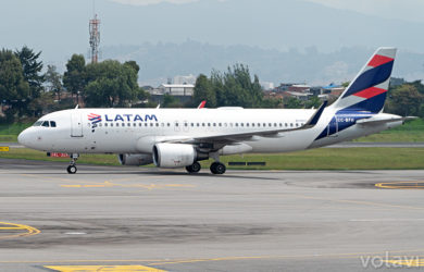 Airbus A320 de LATAM Airlines Colombia rodando en el Aeropuerto El Dorado de Bogotá.