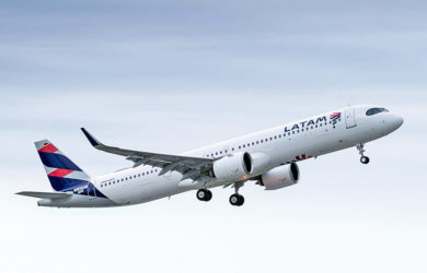 Airbus A321neo de LATAM Airlines despegando en vuelo de prueba.