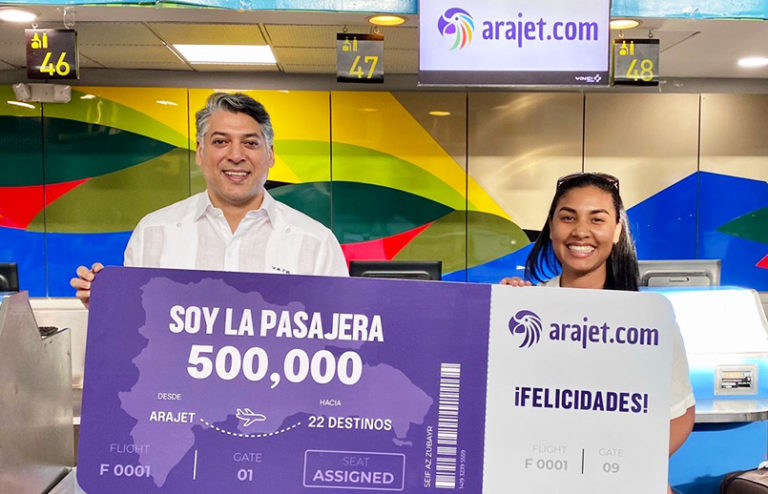 Celebración del pasajero No. 500.000 de Arajet.