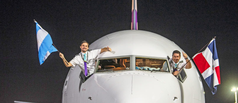 Llegada a Buenos Aires del vuelo inaugural de Arajet desde Santo Domingo.