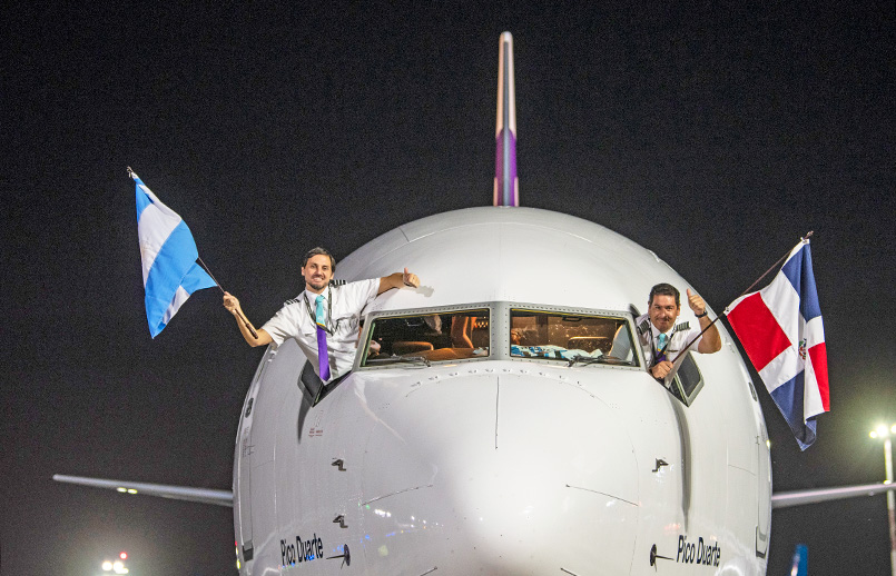 Llegada a Buenos Aires del vuelo inaugural de Arajet desde Santo Domingo.