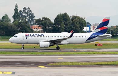 Airbus A320 de LATAM Airlines Colombia en el Aeropuerto Internacional El Dorado de Bogotá.
