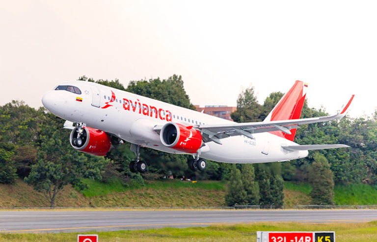 Nueva imagen de avianca en un Airbus A320 despegando de Bogotá.