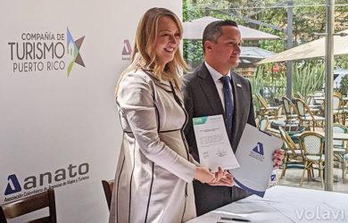 Firma de la alianza entre ANATO y Puerto Rico como país invitado de honor a la Vitrina Turística 2024.