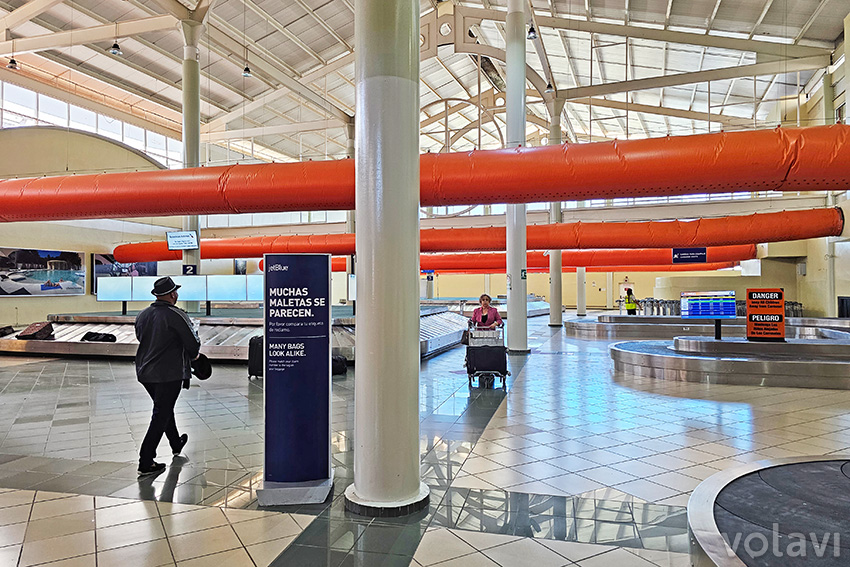 Zona de entrega de equipaje en el área internacional del Aeropuerto del Cibao en Santiago de los Caballeros, República Dominicana.