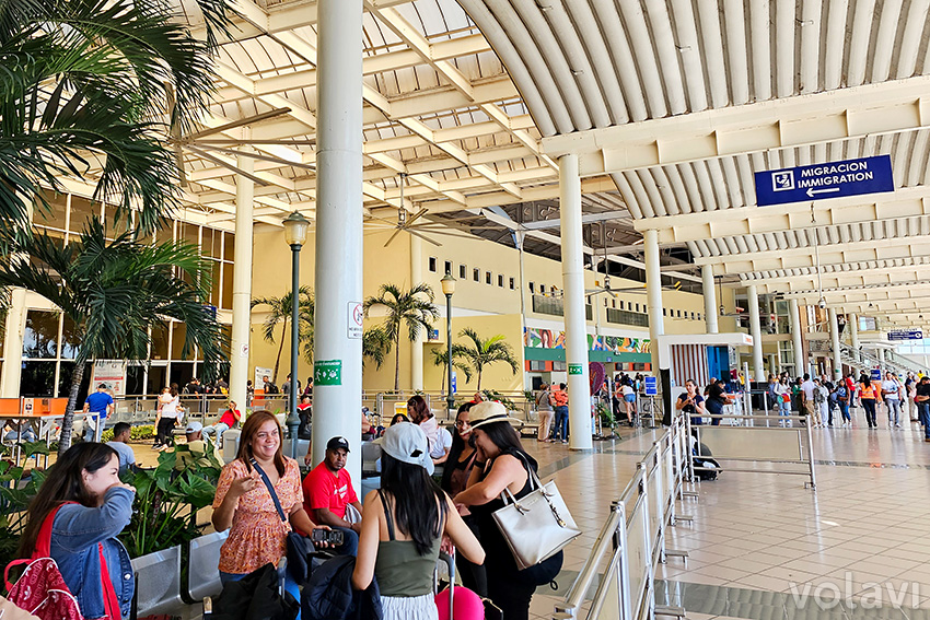 Área de salidas internacionales del Aeropuerto Internacional del Cibao en Santiago de los Caballeros, República Dominicana.