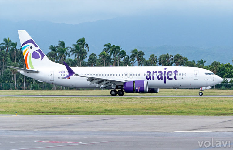 Boeing 737 MAX 8 de Arajet en el Aeropuerto Internacional del Cibao en Santiago de los Caballeros.