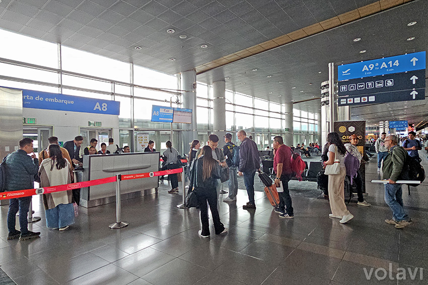 Sala de embarque del Aeropuerto El Dorado de Bogotá rumbo a Santiago de los Caballeros.