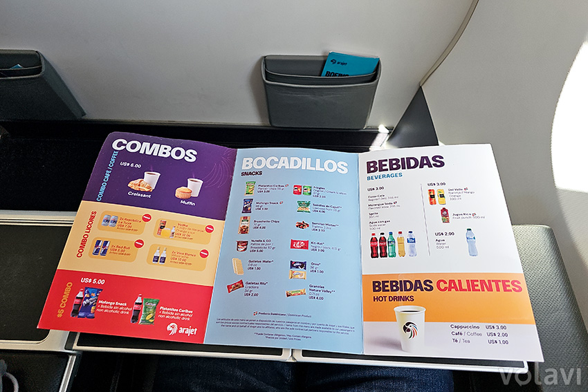 Menú de venta a bordo de Arajet entre Bogotá y Santiago de los Caballeros.