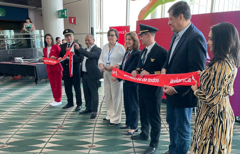 Vuelo inaugural de Avianca entre San José de Costa Rica y Caracas, Venezuela.