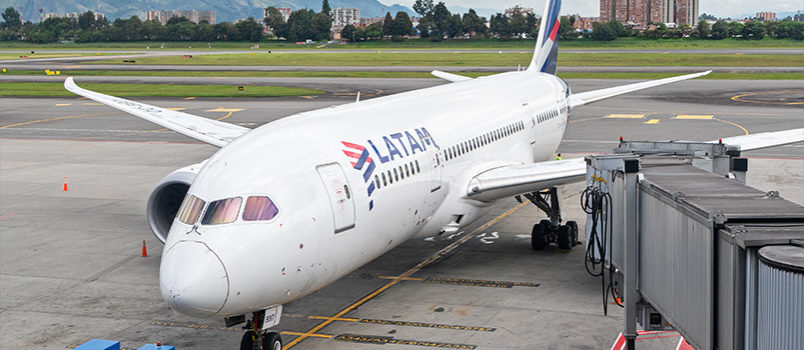 Boeing 787-8 de LATAM Airlines en el Aeropuerto El Dorado de Bogotá.