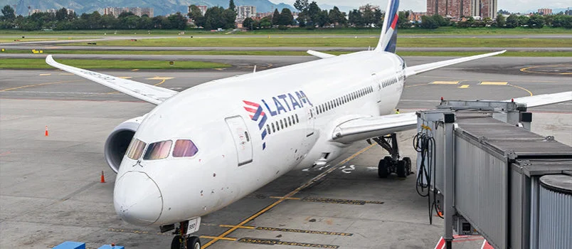 Boeing 787-8 de LATAM Airlines en el Aeropuerto El Dorado de Bogotá.