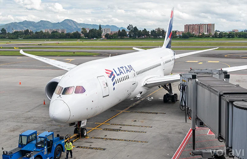 Boeing 787-8 de LATAM Airlines en el Aeropuerto El Dorado de Bogotá. Boeing 787-8 de LATAM Airlines en el Aeropuerto El Dorado de Bogotá.
