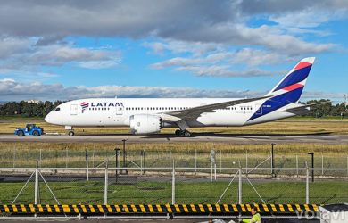 Boeing 787-8 de LATAM Airlines (matrícula CC-BBC), en el Aeropuerto Internacional El Dorado de Bogotá.