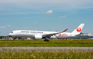 Despegue de un Airbus A350 de Japan Airlines.
