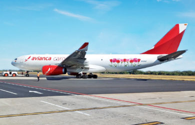 Airbus A330F de Avianca Cargo con livery especial de flores por San Valentín 2024.