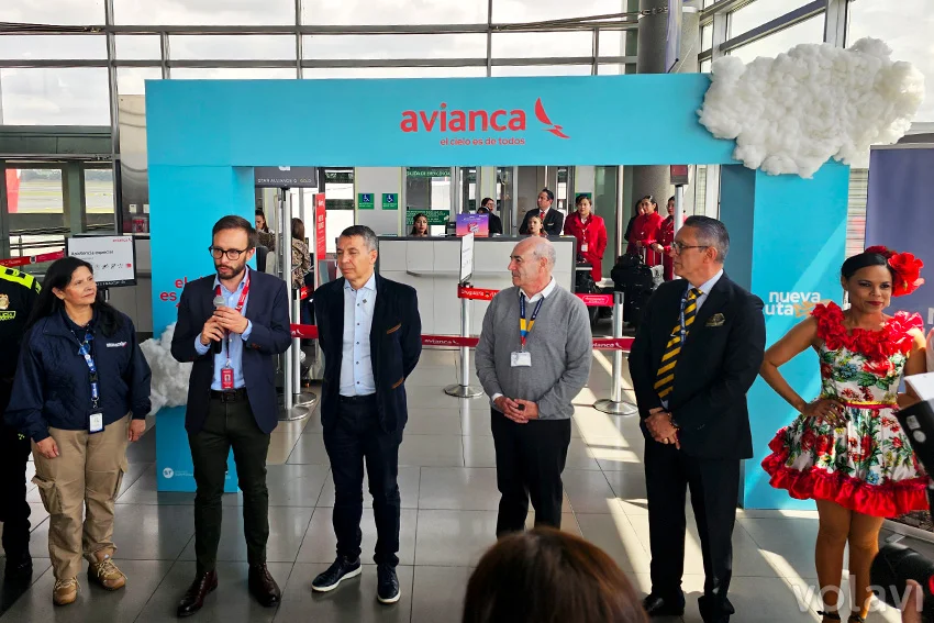 Directivos de Avianca, Ministerio de Transporte, Aerocivil y Migración Colombia en el lanzamiento de la ruta entre Bogotá y Caracas.