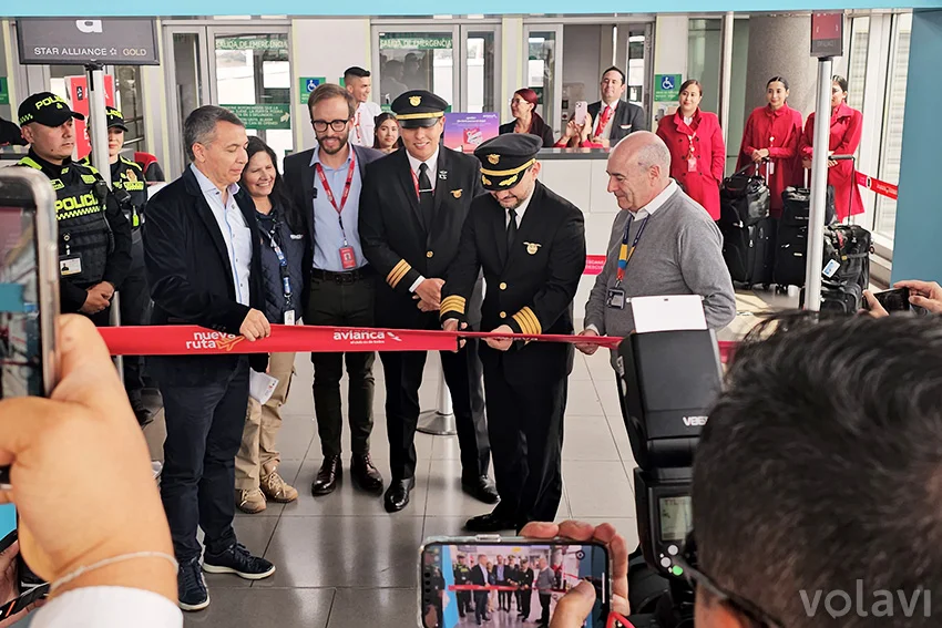 Corte de cinta en el vuelo inaugural de Avianca entre Bogotá y Caracas.