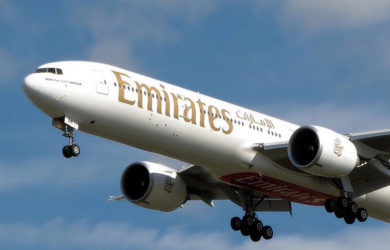 Boeing 777-300ER de Emirates aterrizando.