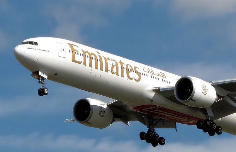 Boeing 777-300ER de Emirates aterrizando.