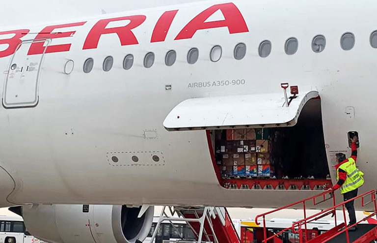 Transporte de flores a bordo de un Airbus A350-900 de Iberia con motivo de San Valentín.