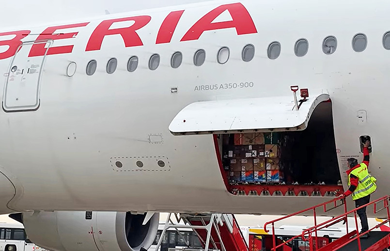 Transporte de flores a bordo de un Airbus A350-900 de Iberia con motivo de San Valentín.