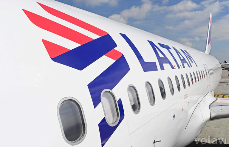 Detalle del Logo de LATAM Airlines en un Airbus A320 en Bogotá.