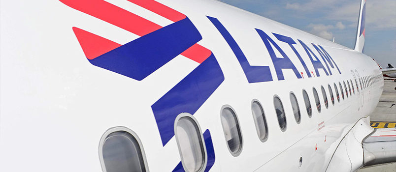 LATAM alerta a personas por aumento de estafas con promociones Detalle del Logo de LATAM Airlines en un Airbus A320 en Bogotá.