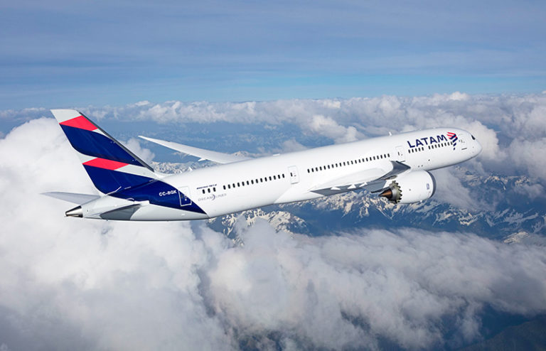 Boeing 787-9 de LATAM Airlines en vuelo sobre la Cordillera de Los Andes (CC-BGK).