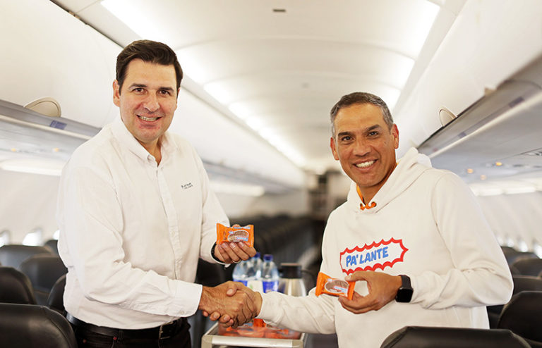 Alianza entre LATAM Colombia y Ramo para ofrecer el Chocoramo en el servicio a bordo de la aerolínea.
