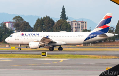 Airbus A320 de LATAM Airlines Colombia (CC-BFC), en el Aeropuerto El Dorado de Bogotá.