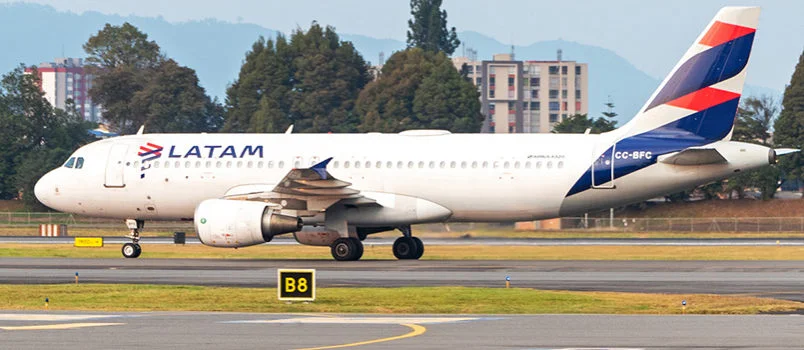 Airbus A320 de LATAM Airlines Colombia (CC-BFC), en el Aeropuerto El Dorado de Bogotá.
