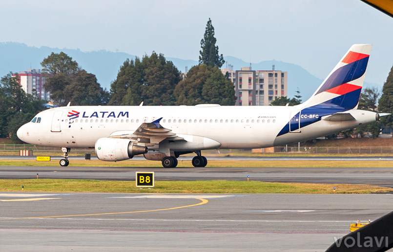 Airbus A320 de LATAM Airlines Colombia (CC-BFC), en el Aeropuerto El Dorado de Bogotá.
