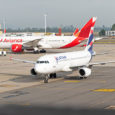 Airbus A320 de LATAM Airlines y Boeing 787 de Avianca en el Aeropuerto El Dorado de Bogotá.