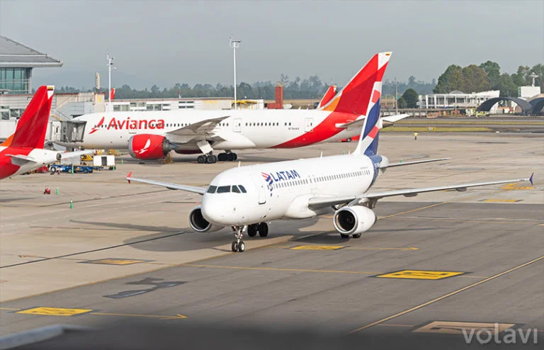 Airbus A320 de LATAM Airlines y Boeing 787 de Avianca en el Aeropuerto El Dorado de Bogotá.