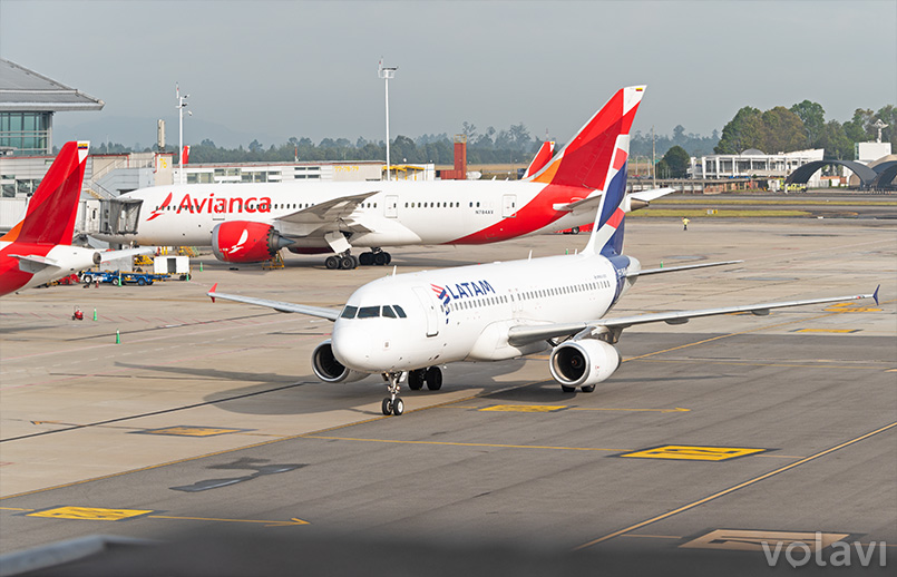 Airbus A320 de LATAM Airlines y Boeing 787 de Avianca en el Aeropuerto El Dorado de Bogotá.