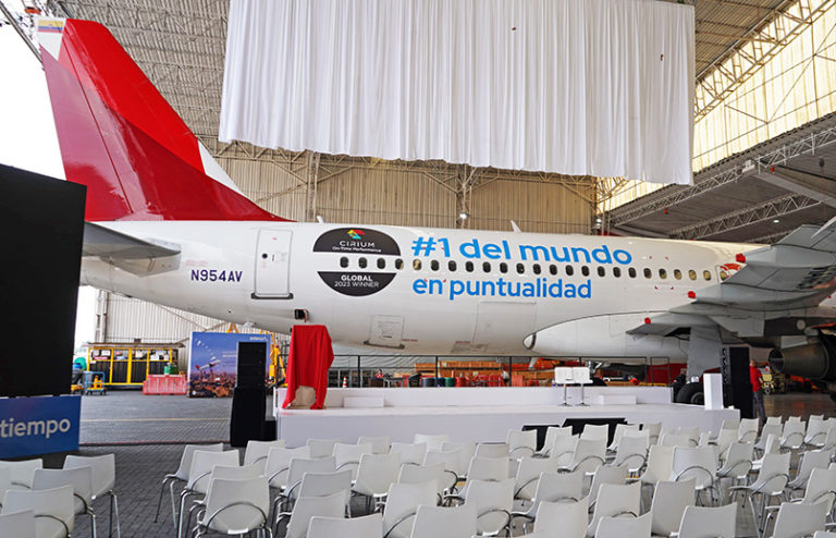 Airbus A320 de Avianca con livery de puntualidad de Cirium 2023. (N954AV).