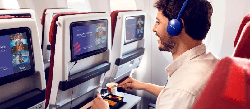 Sistema de entretenimiento a bordo de LATAM Airlines con contenido de Disney+.