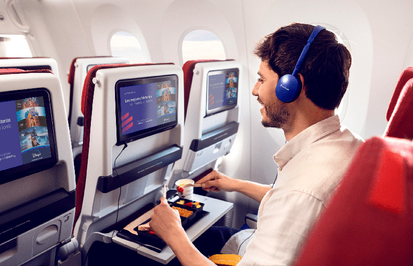 Sistema de entretenimiento a bordo de LATAM Airlines con contenido de Disney+.