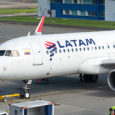 Airbus A320 de LATAM Airlines Colombia llegando al gate en el Aeropuerto ElDorado de Bogotá. Matrícula CC-BLI.