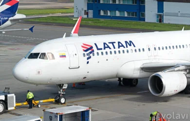 Airbus A320 de LATAM Airlines Colombia llegando al gate en el Aeropuerto ElDorado de Bogotá. Matrícula CC-BLI.