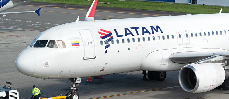 Airbus A320 de LATAM Airlines Colombia llegando al gate en el Aeropuerto ElDorado de Bogotá. Matrícula CC-BLI.