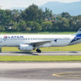 Airbus A320 de LATAM Airlines Colombia en rodaje en el Aeropuerto ElDorado de Bogotá. Matrícula CC-CQN.