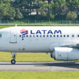 Vista lateral del Airbus A320 de LATAM Airlines Colombia en rodaje en el Aeropuerto ElDorado de Bogotá. Matrícula CC-CQN.